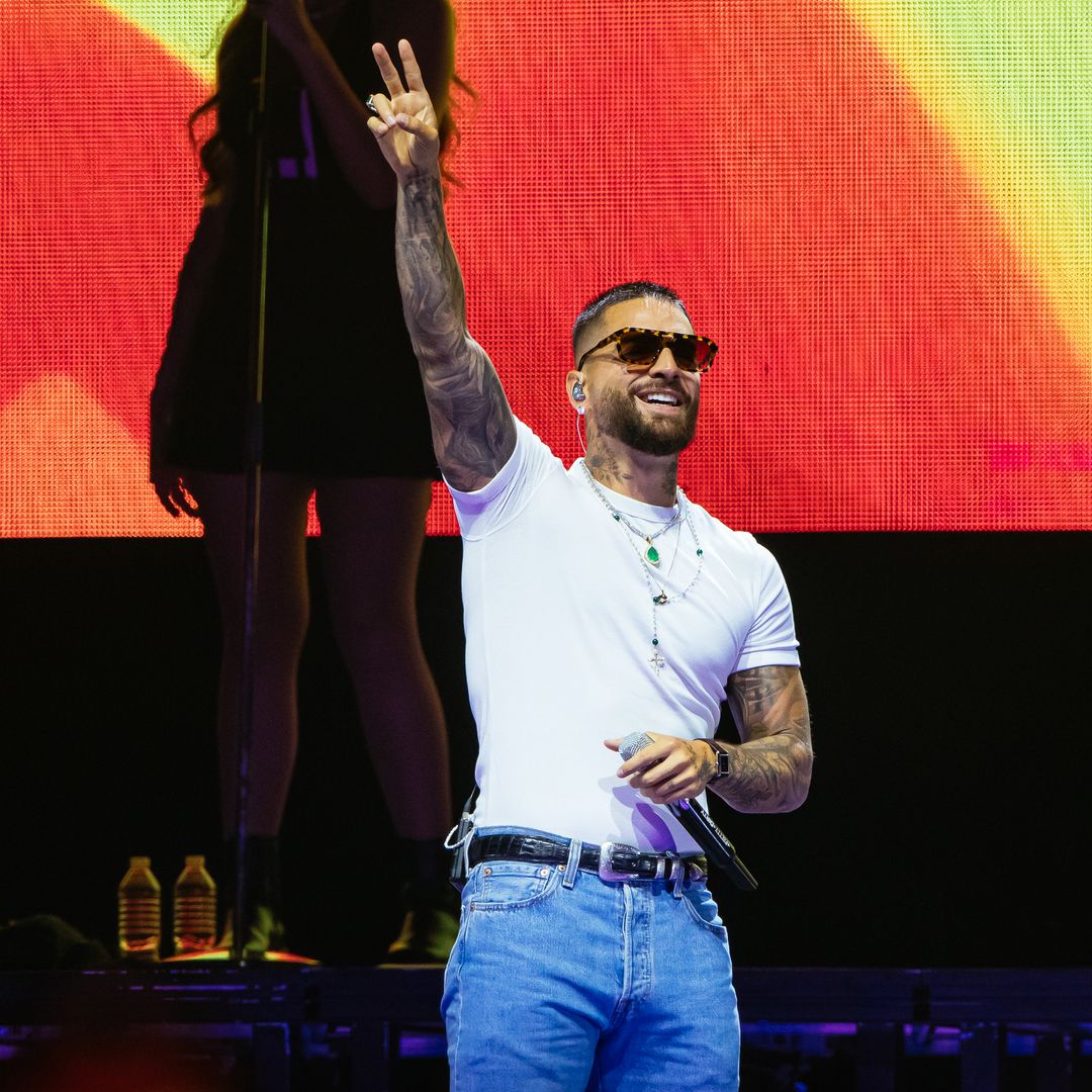 Maluma arrasa en territorio mexicano con sus 'looks' sobre el escenario