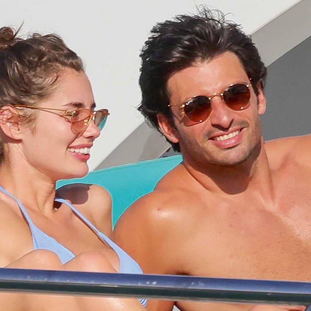 Las imágenes de Carlos Sainz con Rebecca Donaldson, complicidad en alta mar