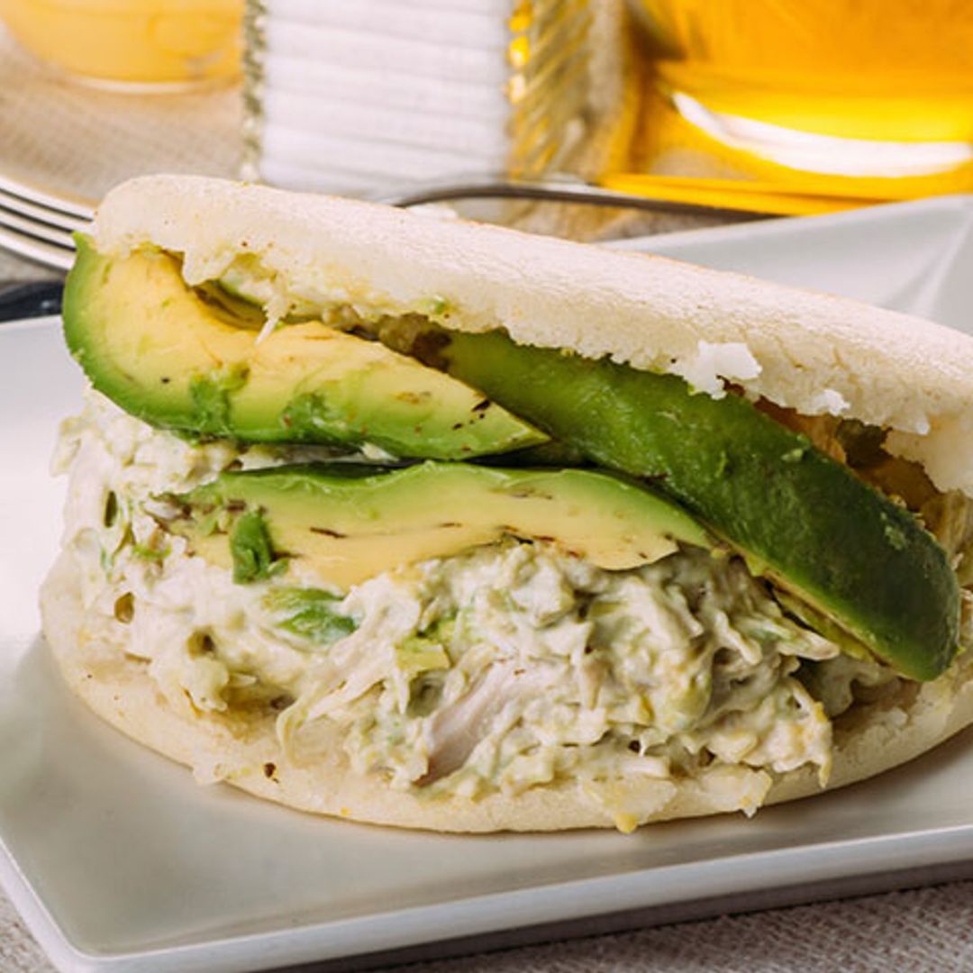 Arepas rellenas de ensalada de pollo y aguacate