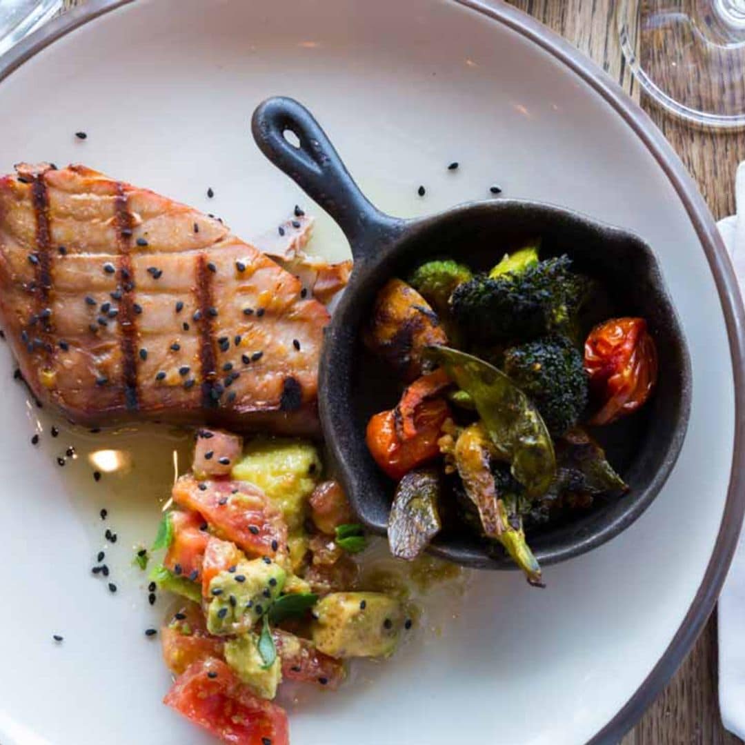 Atún rojo a la plancha con aguacate y verduras asadas