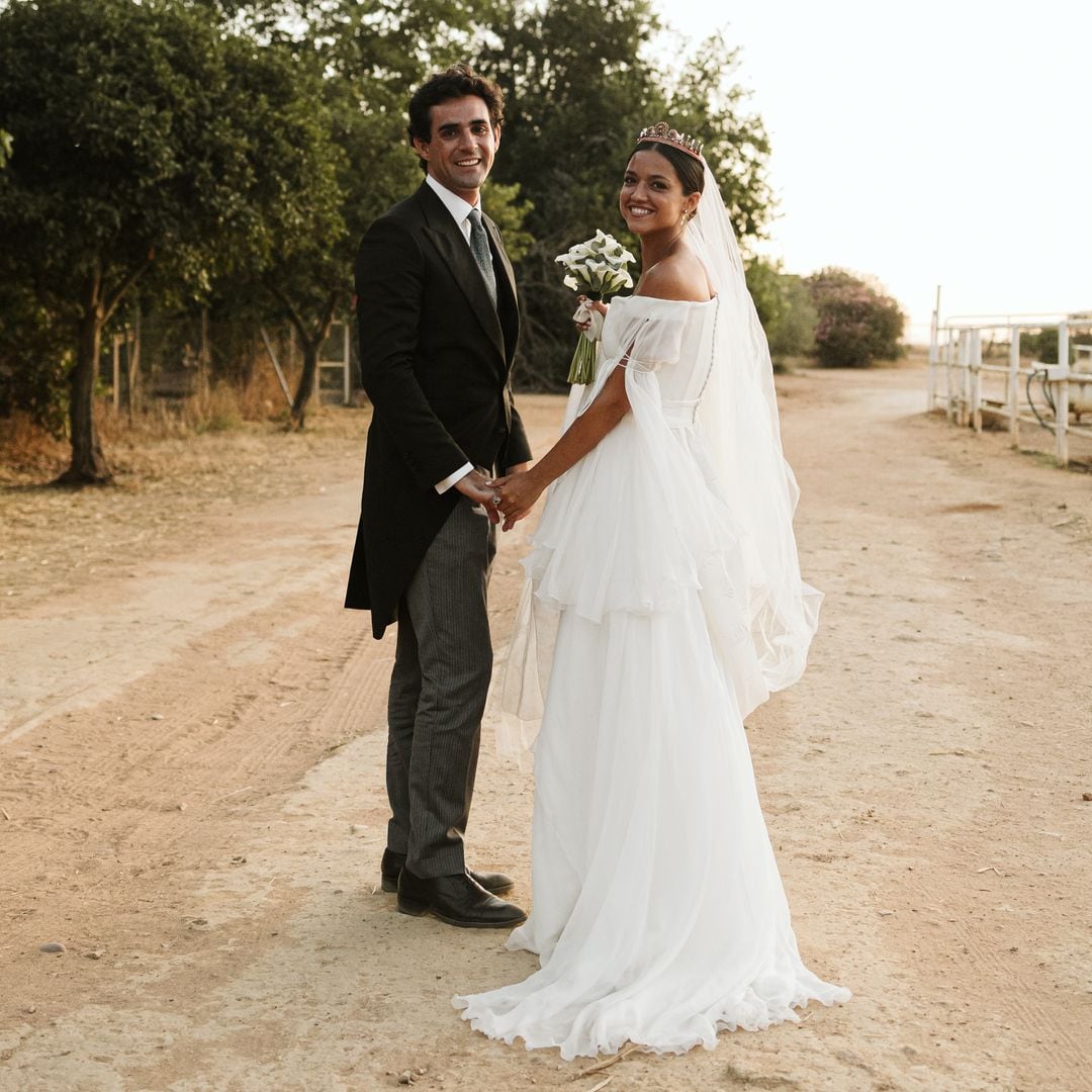 Un vestido de inspiración medieval y una tiara de corales para Ángela, la novia sevillana de la boda más viral