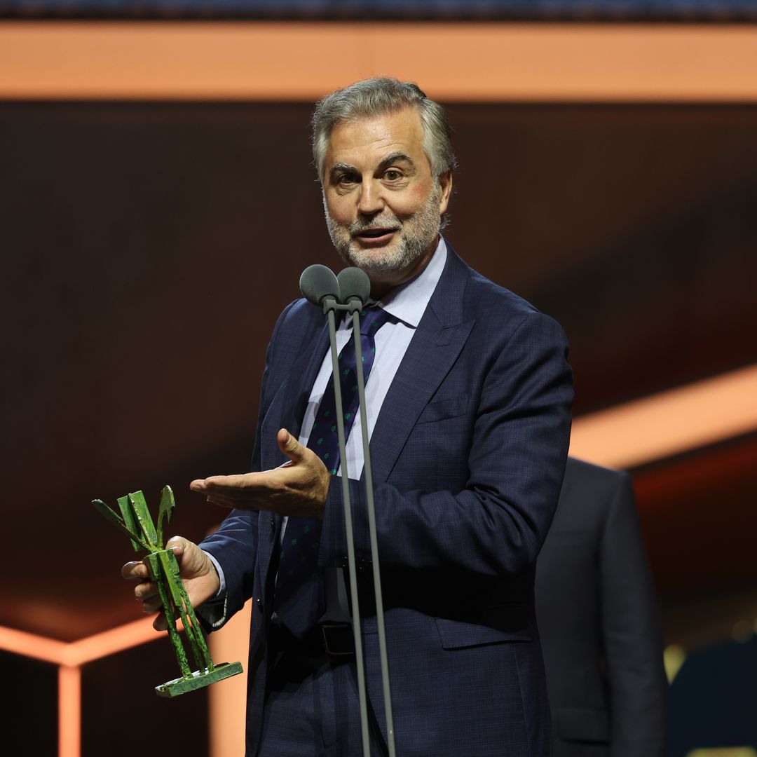 Plano medio de Carlos Alsina recogiendo su premio Ondas