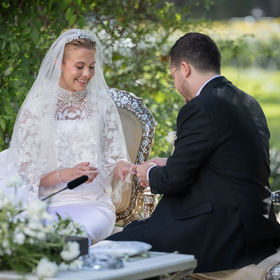 De la tiara de flores al vestido con encaje: todos los detalles del look nupcial de la princesa