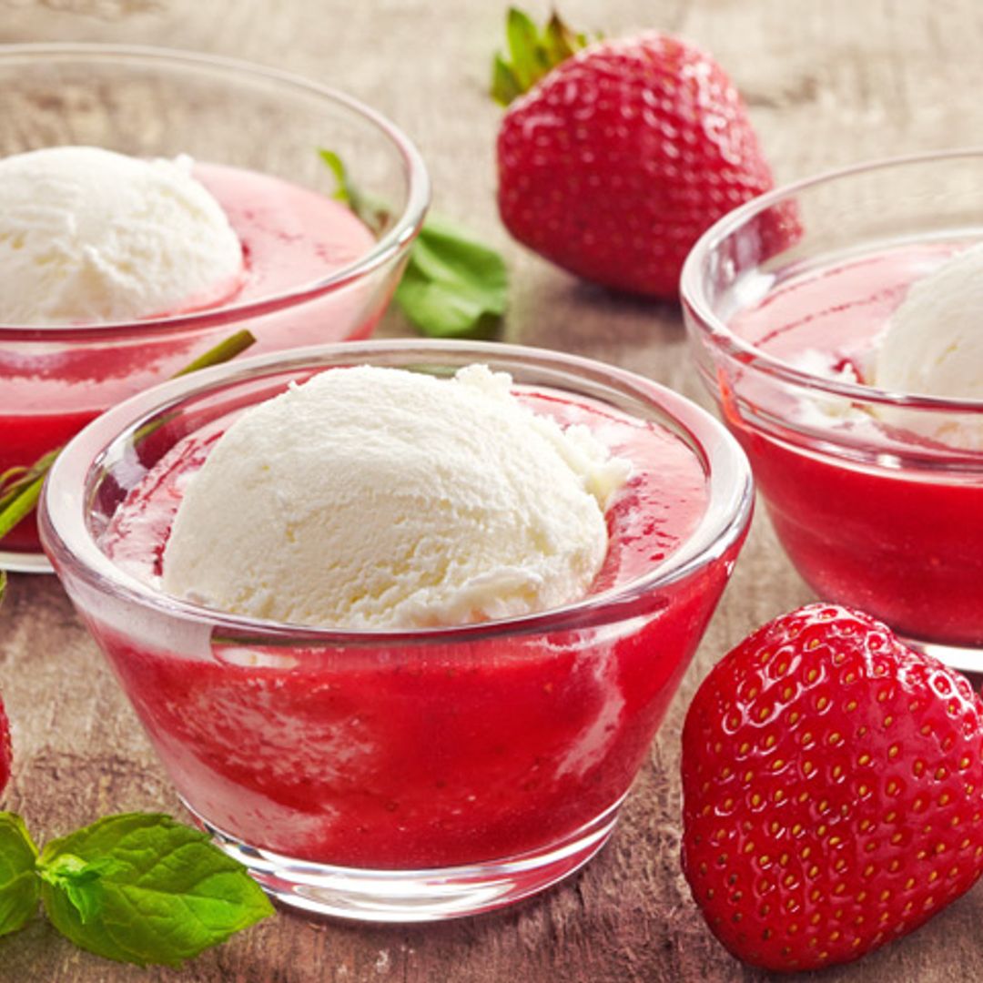 Sopa de fresas con helado de nata