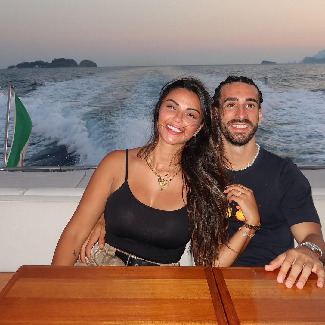 Marc Cucurella y Claudia Rodríguez disfrutan de una escapada en pareja por la costa amalfitana: yate de lujo, juegos de mesa y paseos por Capri
