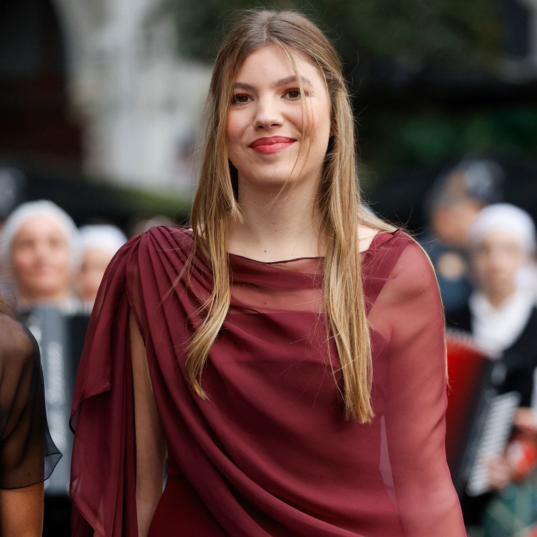 Hombro al descubierto, falda traslúcida y el color de la temporada, la infanta Sofía vuelve a arriesgar