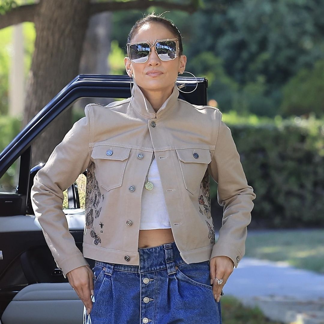 Jennifer Lopez caminando por Los Ángeles