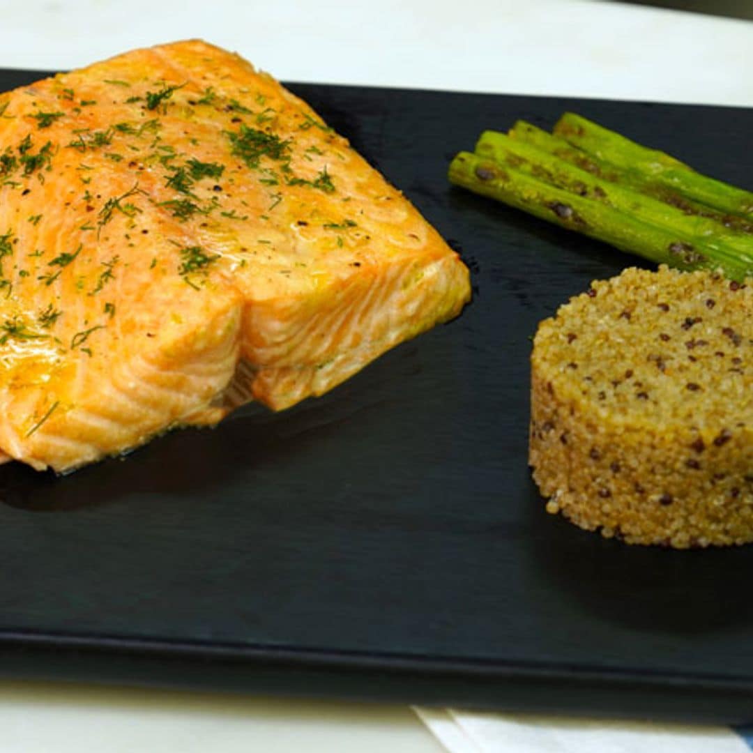 Salmón al horno con quinoa y espárragos