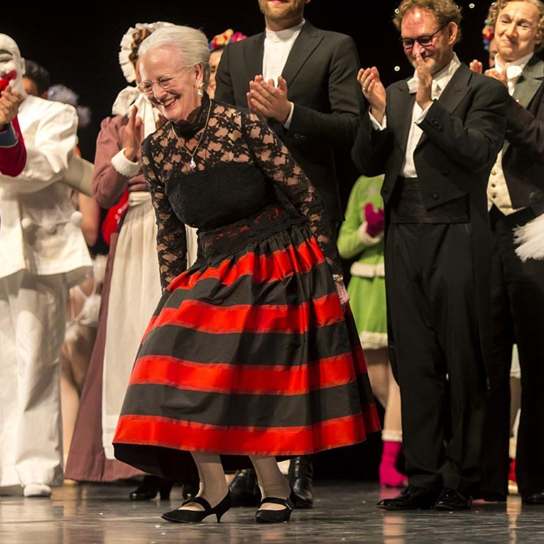 El curioso 'momento bailarina' de Margarita de Dinamarca sobre el escenario