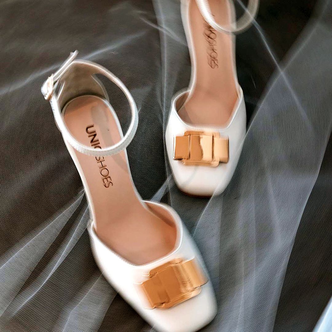 Tacón nupcial blanco con detalle dorado