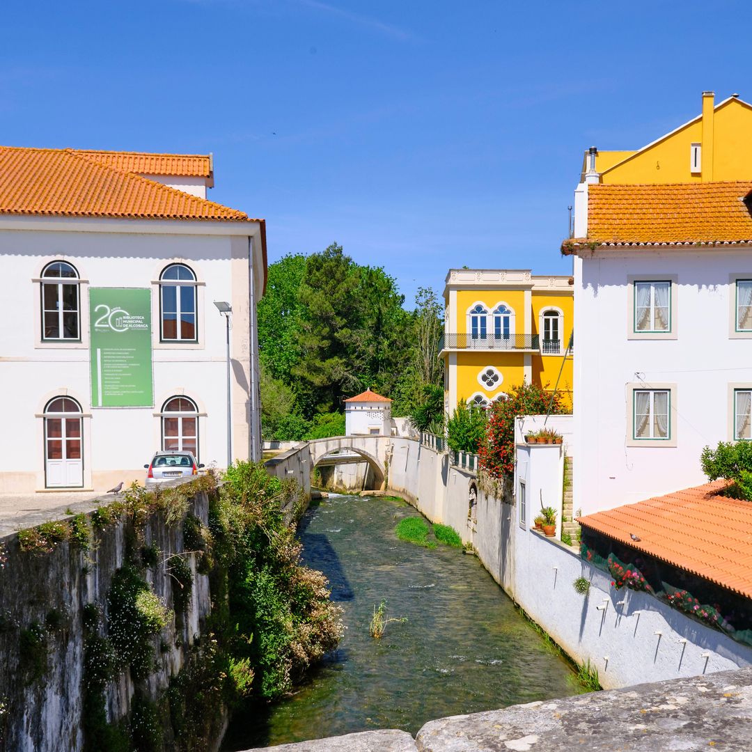 Alcobaça y río Alcoa, Portugal