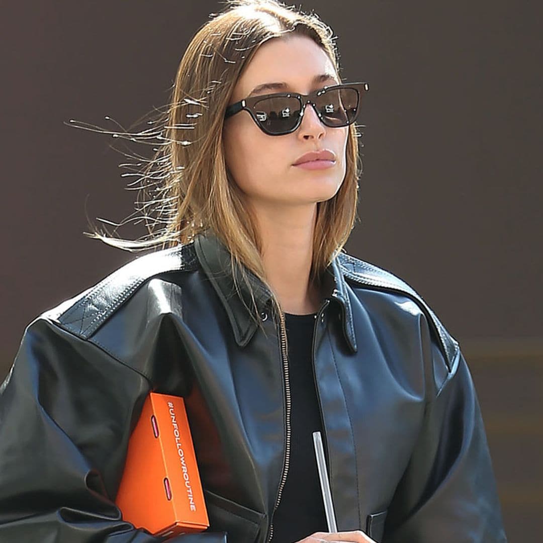 Hailey Baldwin y los mocasines 'chunky' que suman altura sin renunciar a la comodidad