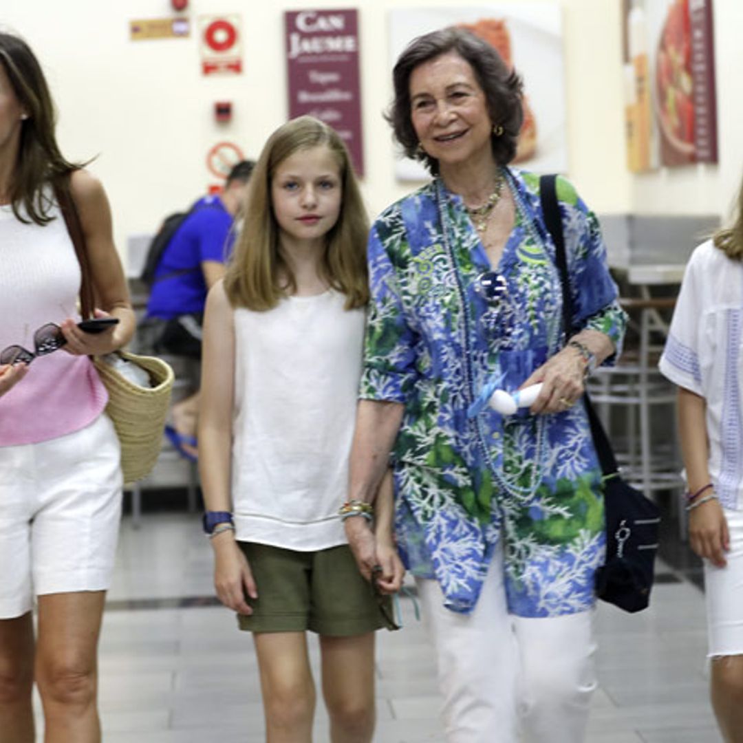 Como nunca las habíamos visto: así ha sido la visita al mercado de las reinas Sofía y Letizia con la princesa Leonor y la infanta Sofía