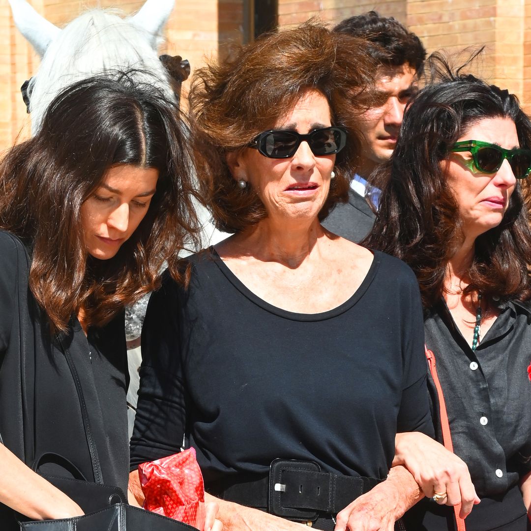La viuda y las hijas de Rafael Peralta, rotas de dolor en su entierro arropadas por figuras del toreo