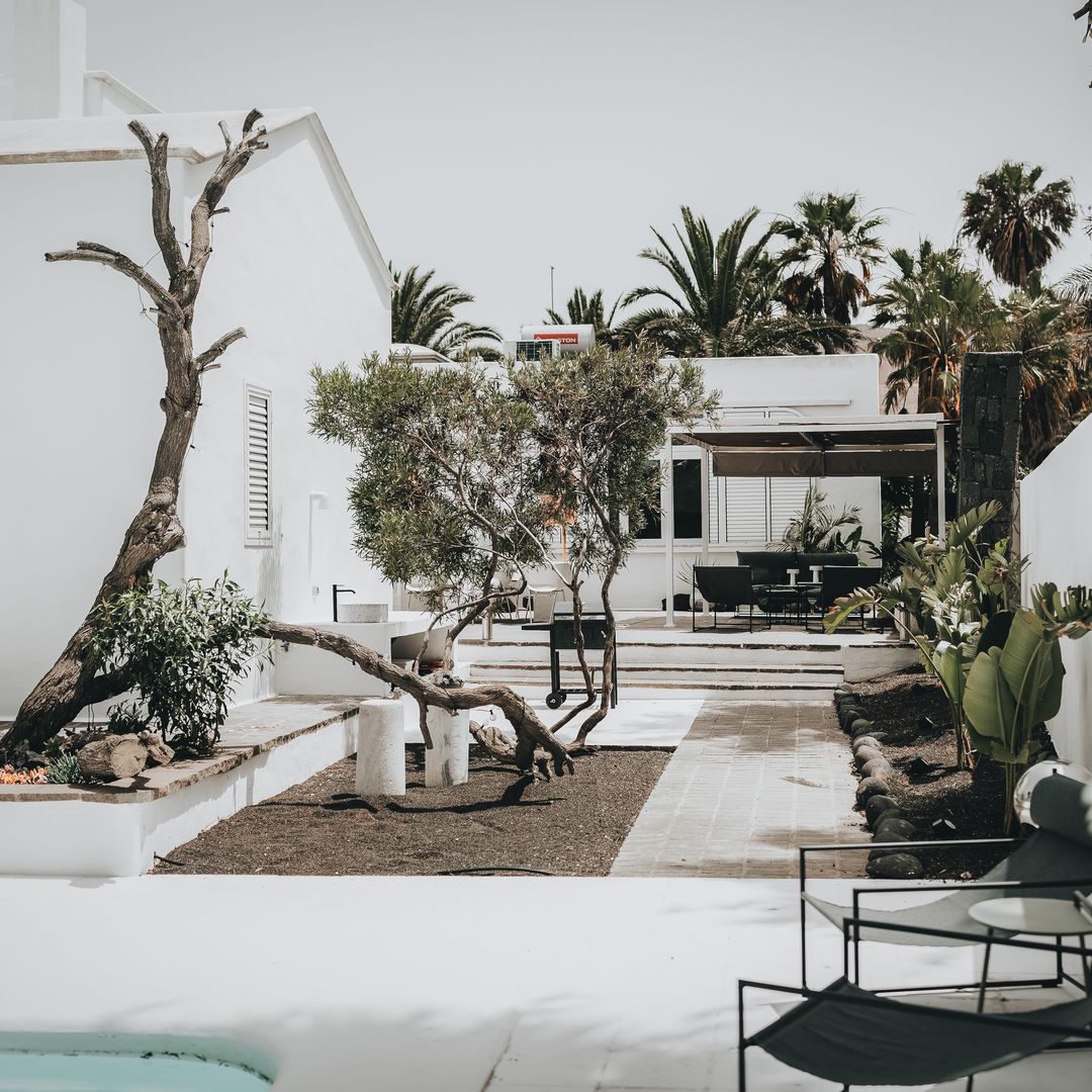 Blanco, lava y luz: la reforma en Lanzarote que redefine el minimalismo respetando el alma de la isla