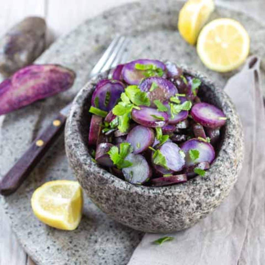 Ensalada de patata violeta con cebolleta, limón y cilantro