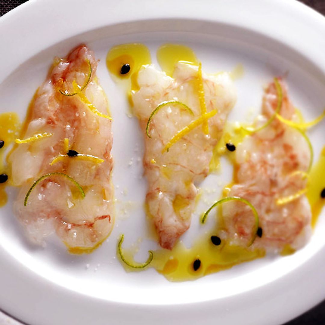 Carpaccio de langostinos con salsa de maracuyá