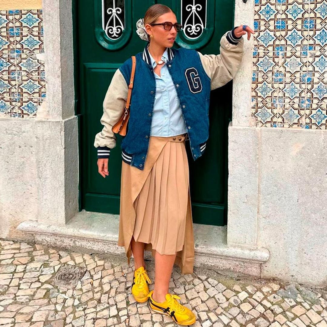 Los trucos de nuestra estilista para combinar las zapatillas de colores que adoran las portuguesas
