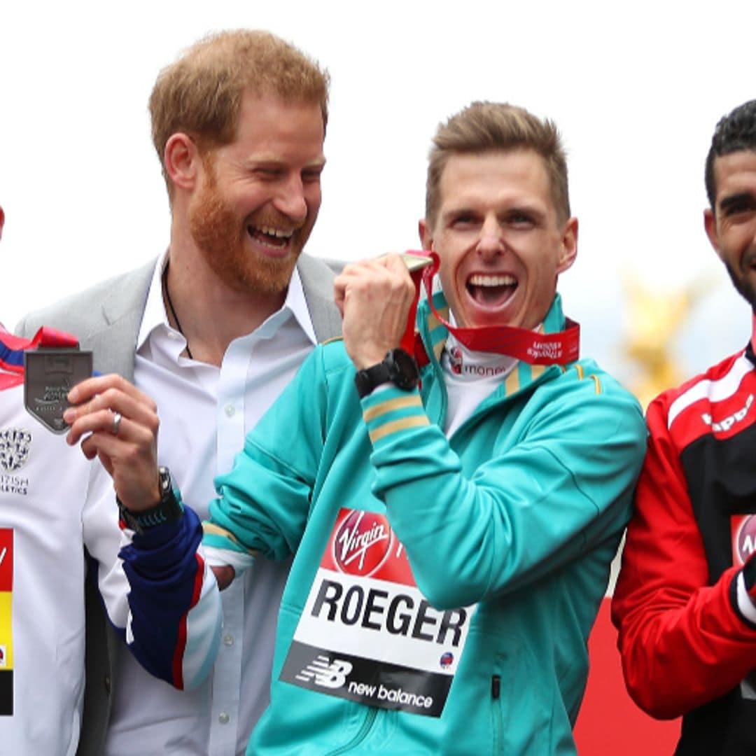 El príncipe Harry asiste al Maratón de Londres en vísperas del nacimiento de su hijo