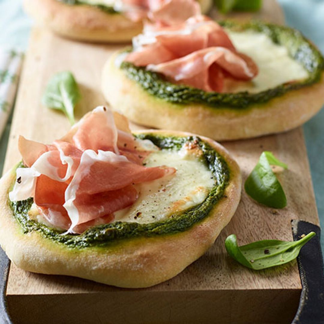 Mini pizzas con pesto de espinacas y pistacho, jamón y queso