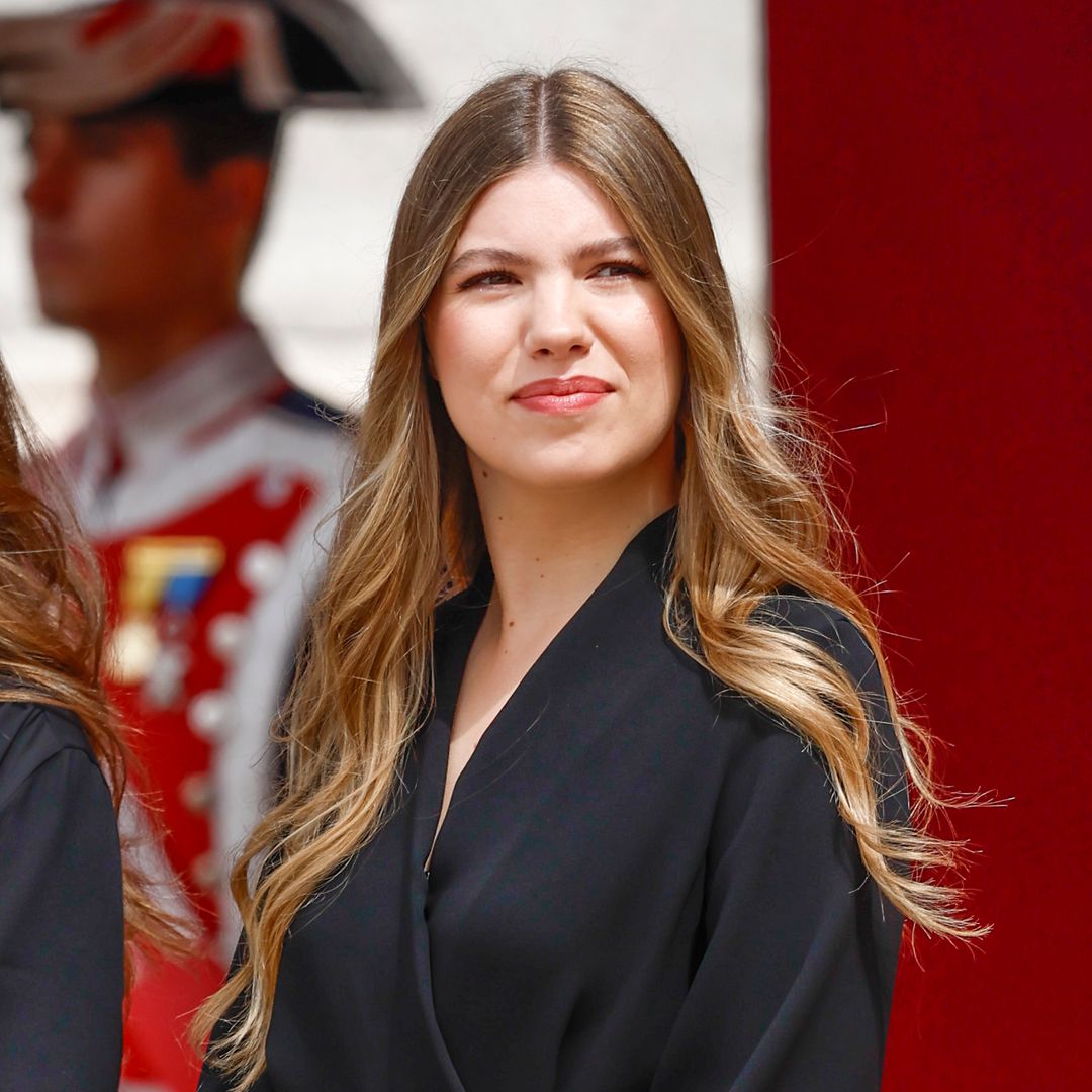 La infanta Sofía sorprende con un guiño al color blanco y rompe con la sobriedad frente al Pontífice