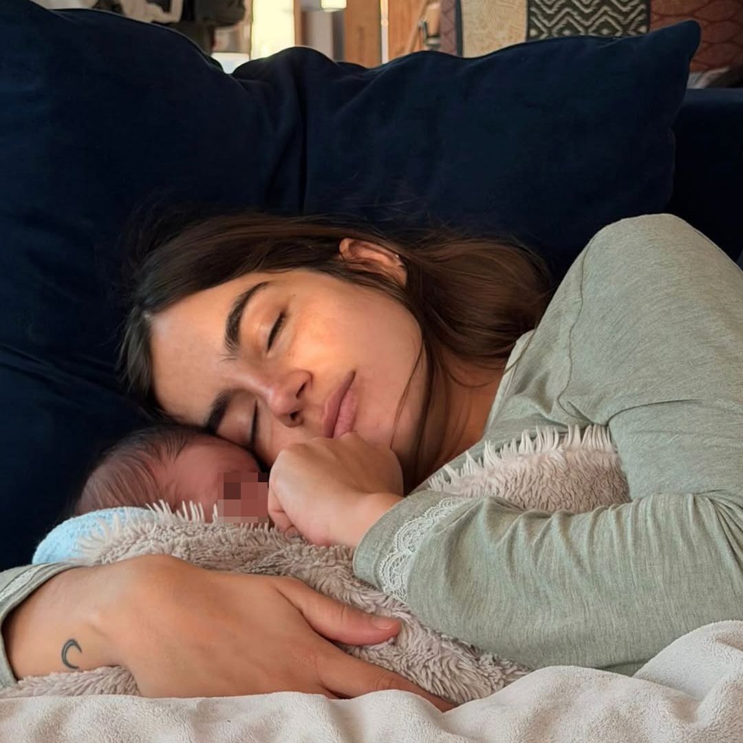 La desternillante pose del hijo de Blanca Llandres y Alberto Herrera que ya es el 'príncipe' de la casa