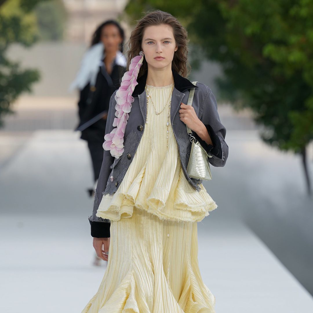 Del arte de la imperfección a la persistencia de la memoria: Dior rinde homenaje a Mathilde Favier, que falleció este verano, con su desfile en París