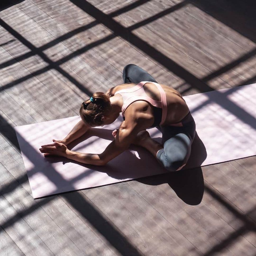 Razones para incluir estas posturas de yoga en el suelo a tu rutina