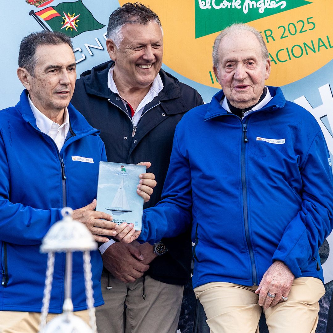 El rey Juan Carlos preside en Sanxenxo la entrega de trofeos de la regata que lleva su nombre