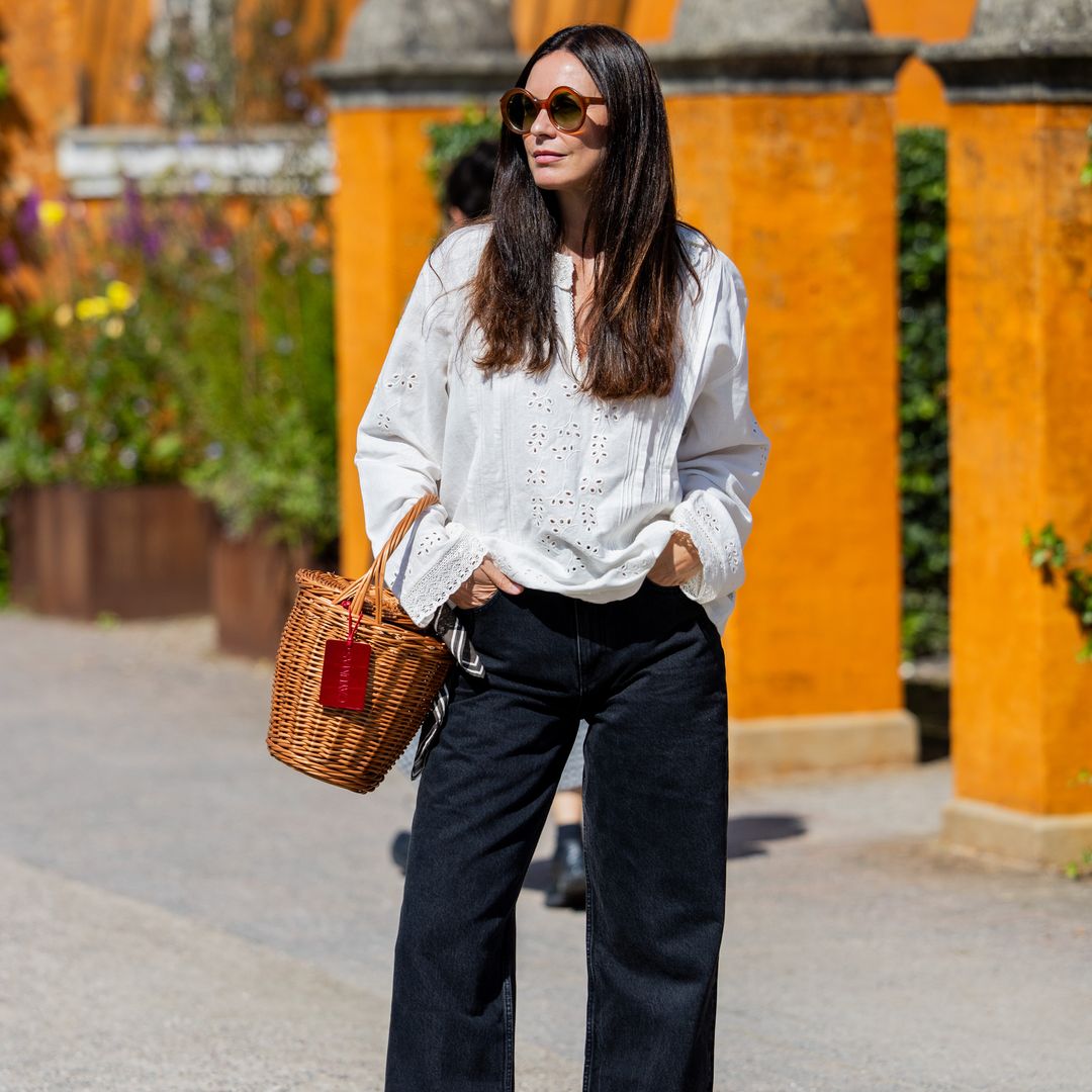 12 blusas blancas que querrás llevar 24/7 con tus vaqueros favoritos