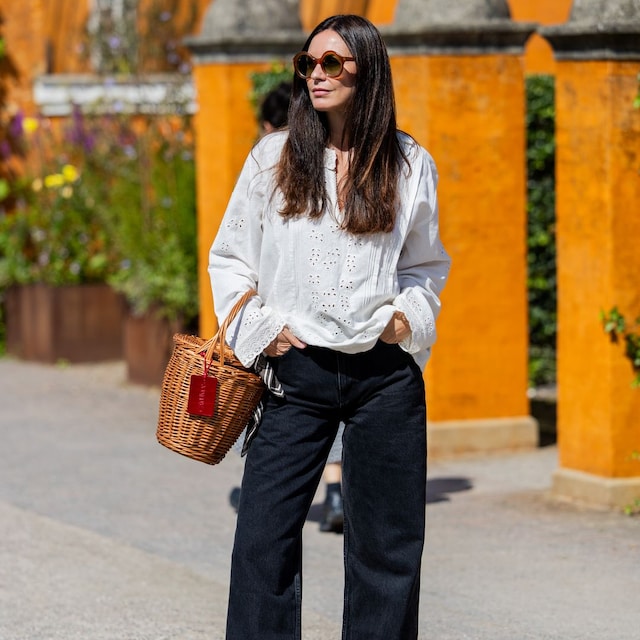 Blusa blanca con vaqueros
