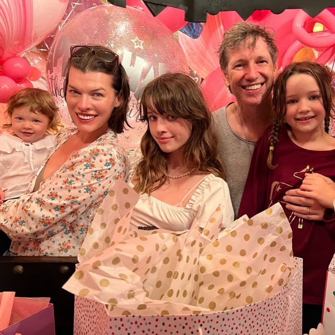 El sentido mensaje de Milla Jovovich a Osian, su hija 'arcoíris' que cada día se parece más a ella