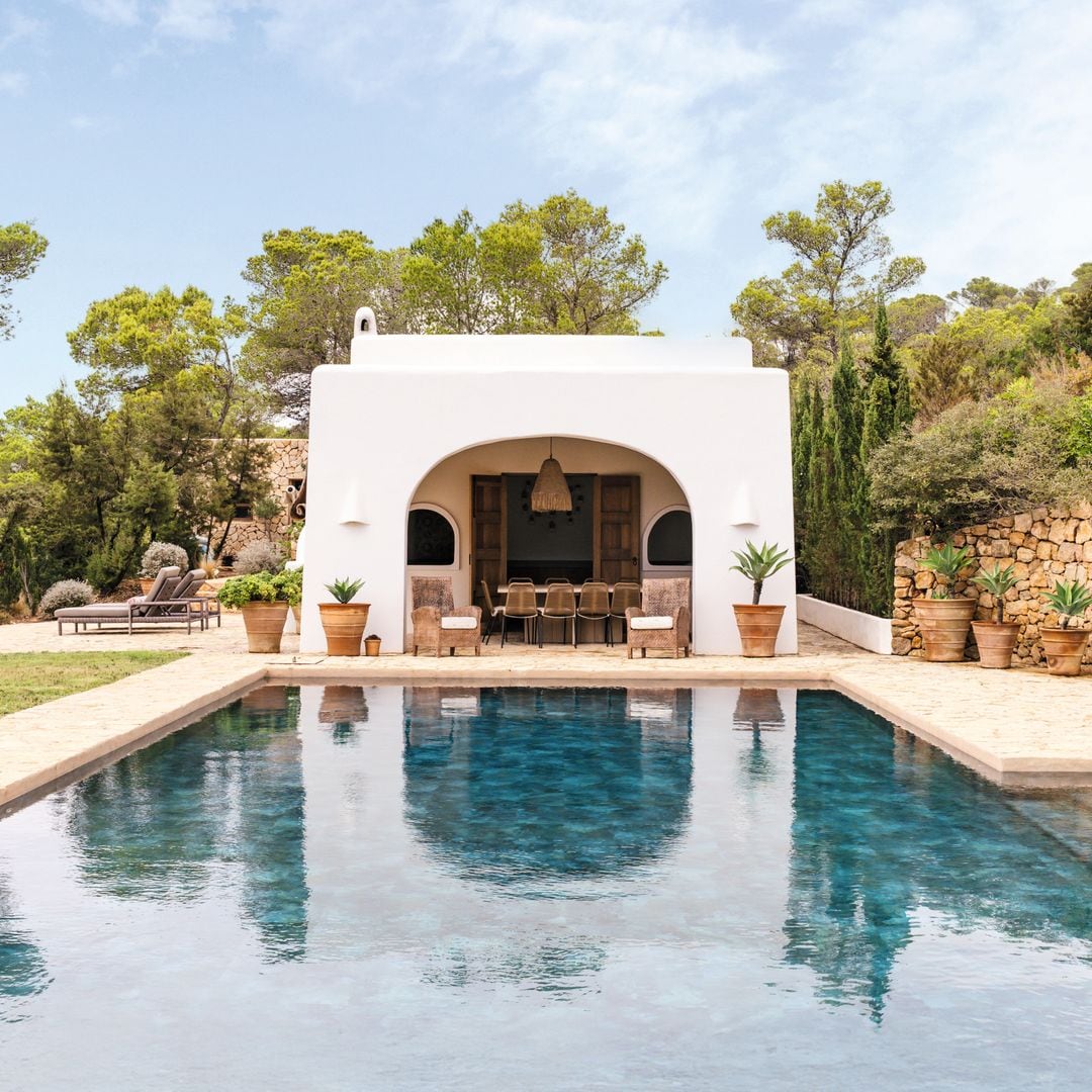 EMMA ROIG  NOS RECIBE EN SU REFUGIO DE IBIZA, UNA IMPRESIONANTE VILLA EN EL CORAZÓN DE LA ISLA