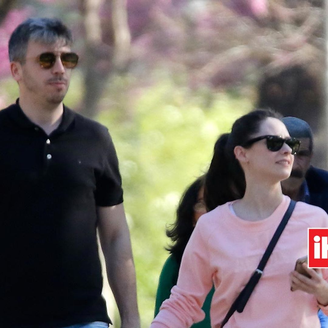 EXCLUSIVA: Elena Rivera, Karina en 'Cuéntame', recorre Sevilla de la mano de su novio