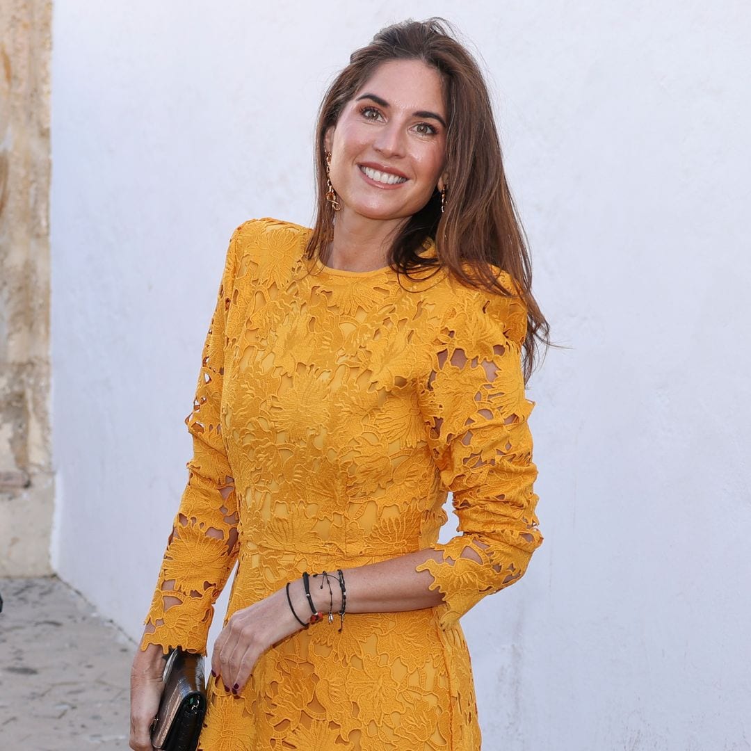 De guipur, color mostaza y con hombreras: el vestido de invitada de Lourdes Montes en la boda de Alberto Herrera y Blanca Llandres