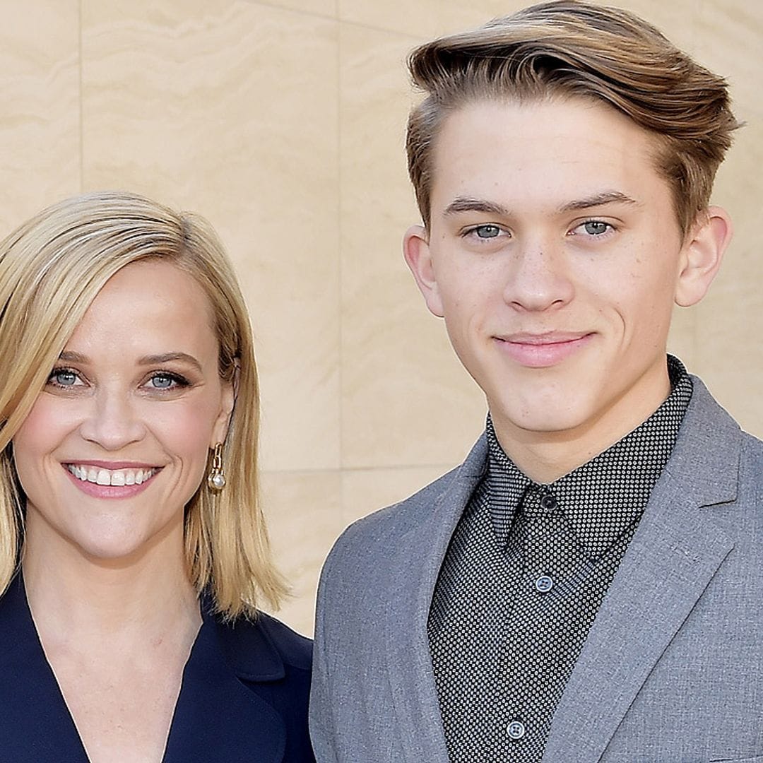 El hijo de Reese Witherspoon saca su primer disco y así se emociona su madre escuchándolo