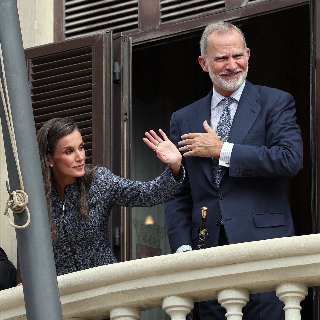 EN DIRECTO. La plaza de África de Ceuta ruge por don Felipe y doña Letizia: su salida al balcón del Ayuntamiento desata la locura