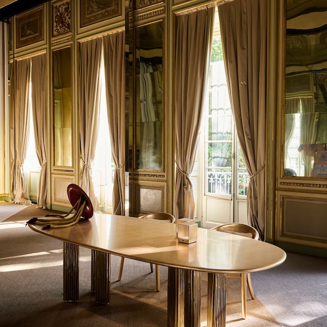 Comedor de estilo oriental con una lujosa mesa de Armani/Casa