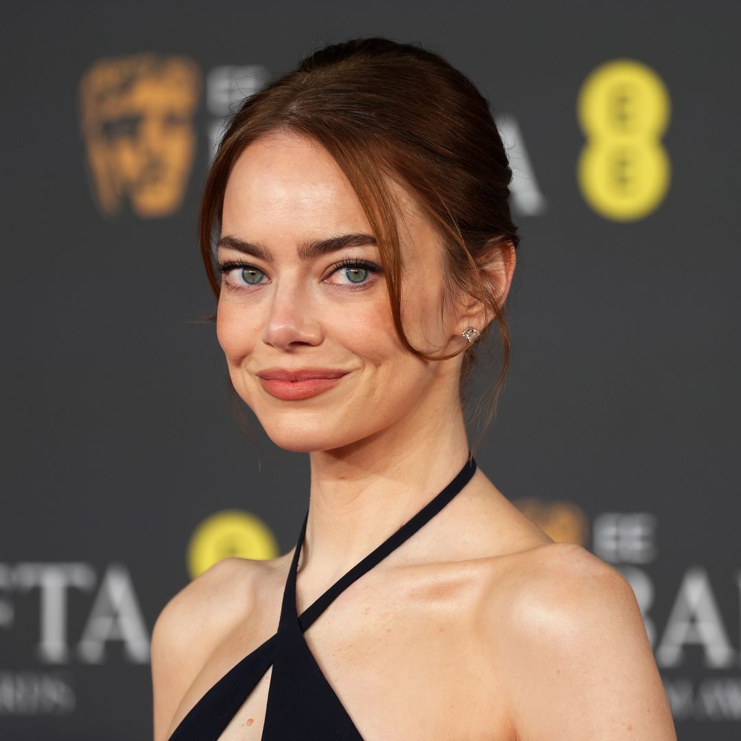 Emma Stone cambia de registro y sorprende con un vestido de pronunciado escote lágrima