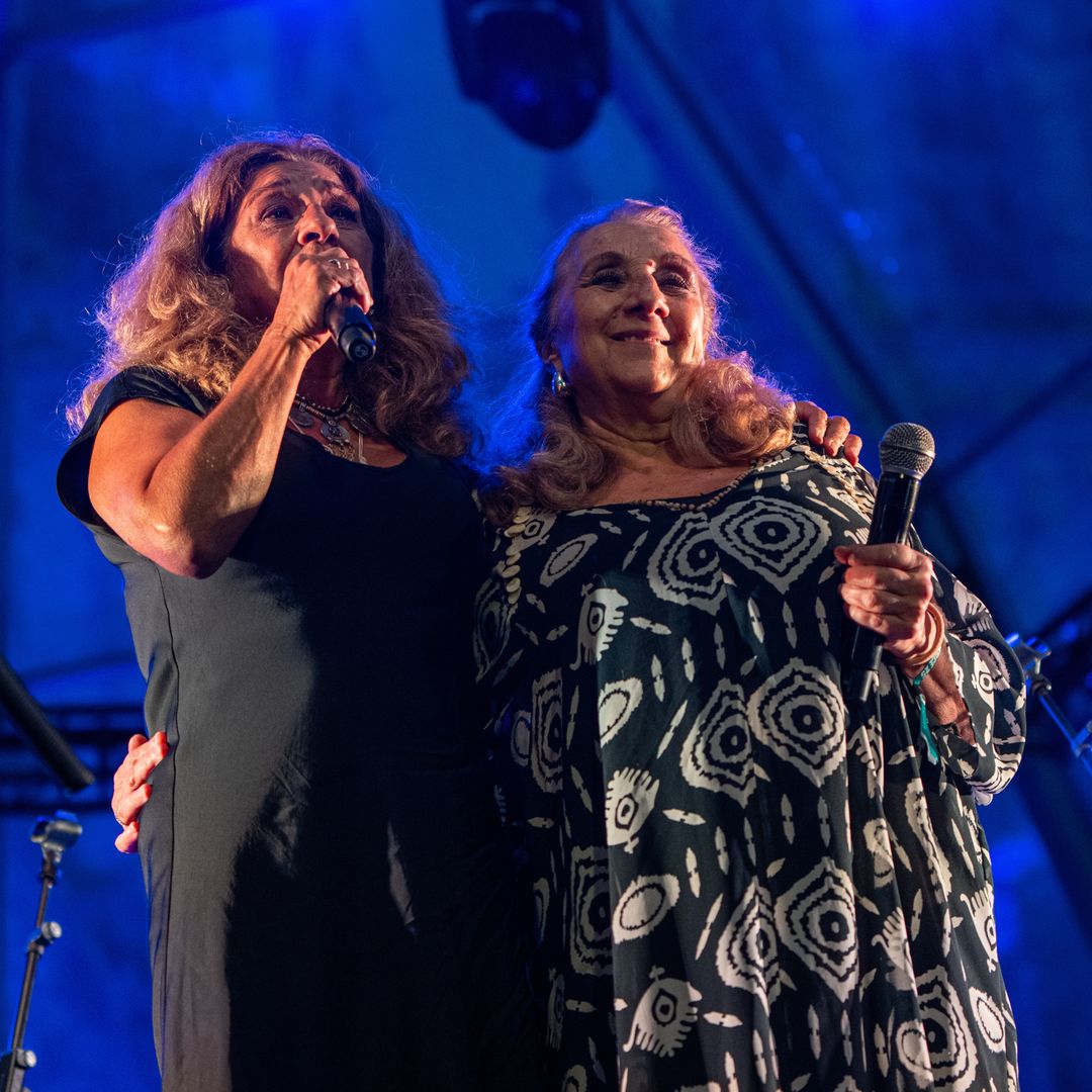 La cantante Lolita (i) y la bailaora Antonia González Amaya (d), durante el concierto homenaje a Antonio González, El Pescaílla, en La Mercé 2025, en la Avenida de la Catedral, a 24 de septiembre de 2025, en Barcelona, Catalunya (España).  