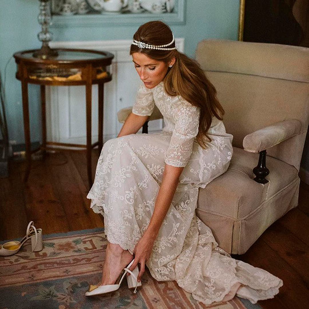 Pulseras, tiaras y collares colocados a modo de diadema griega: la tendencia favorita de las novias románticas