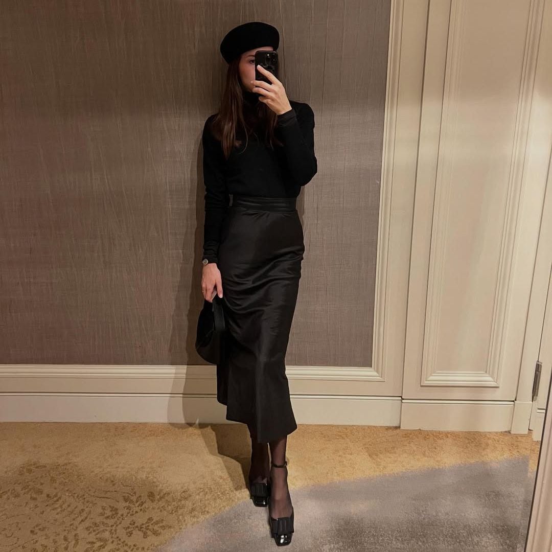 Look con falda negra satinada