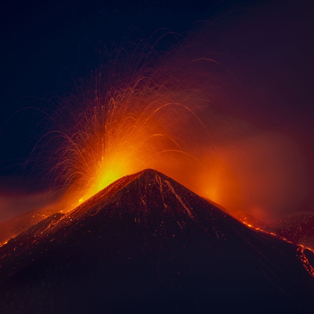 Volcán Etna en erupción, Sicilia, Italia