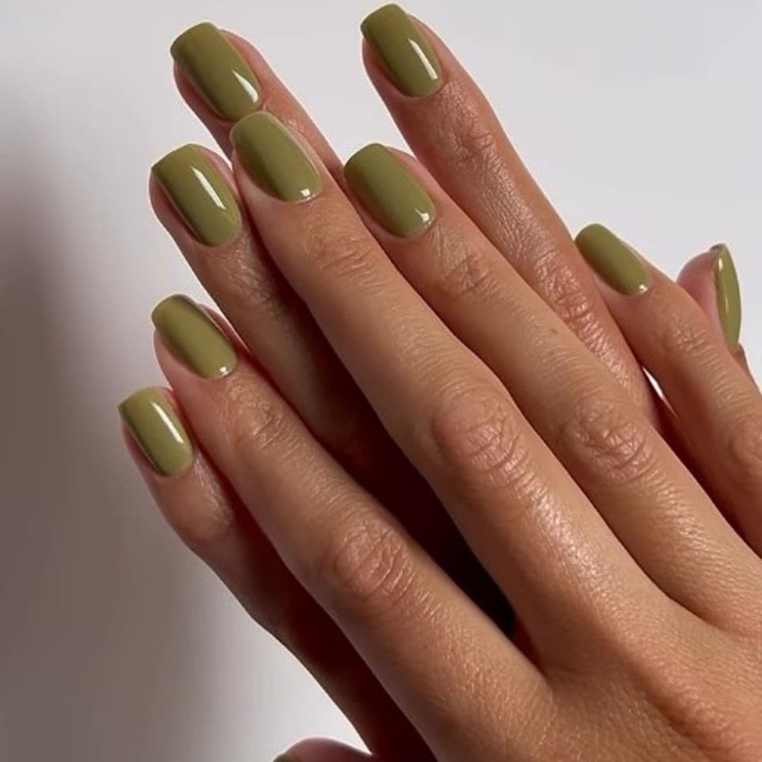 Manicura verde pepinillo