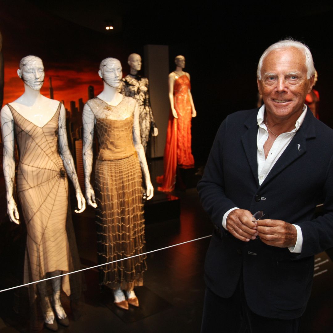 Giorgio Armani en el MET presentando la exposición