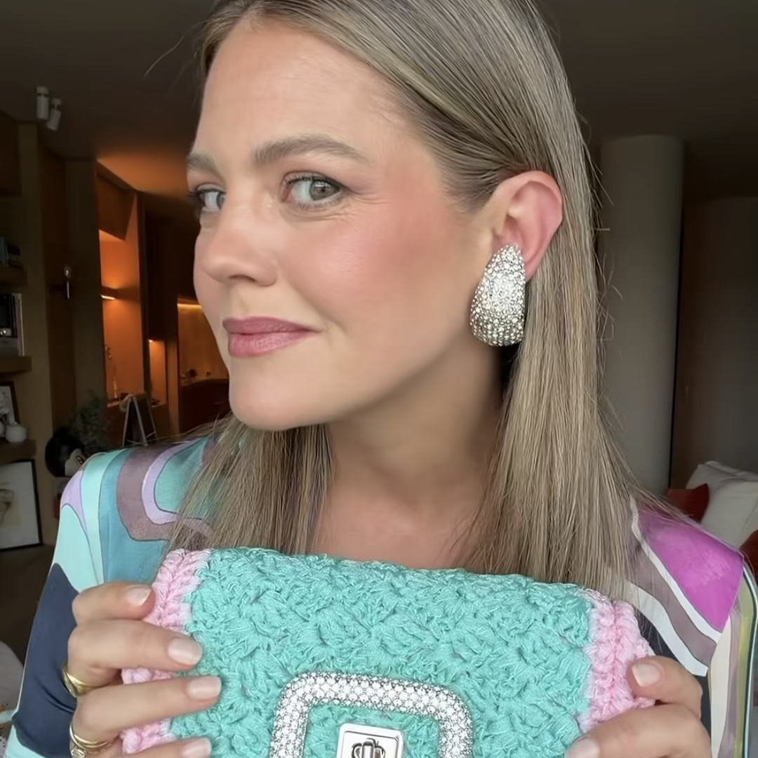 Isabelle Junor con bolso turquesa y vestido multicolor