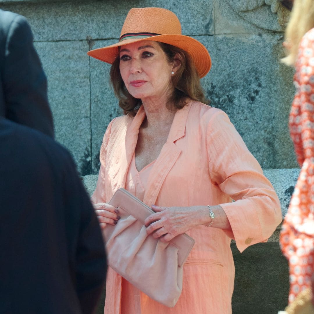 Ana Rosa Quintana y su aparición sorpresa en Marín para ver a la princesa Leonor: su look, al detalle