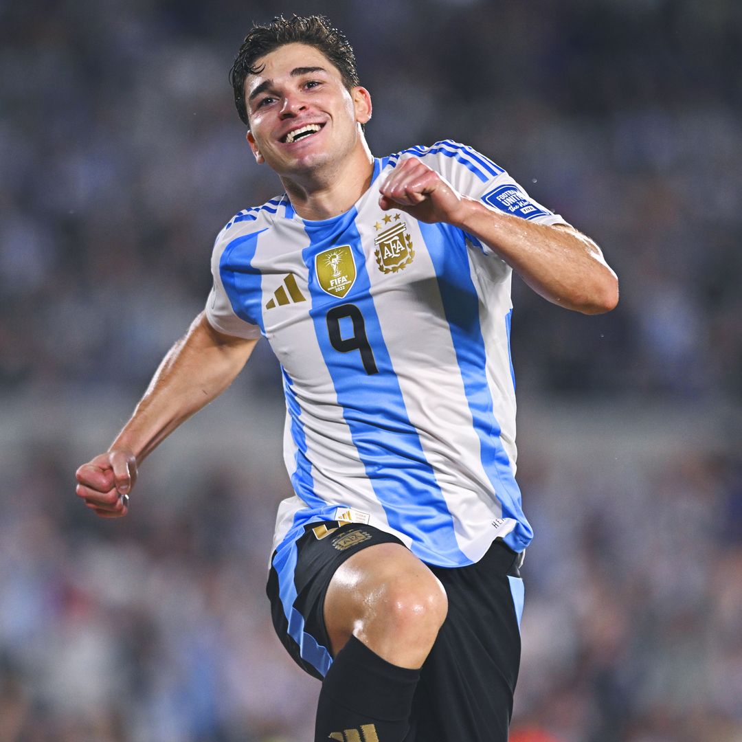 El bebé de Julián Álvarez se cuela en la fiesta mundialista de Argentina junto a la orgullosa mamá