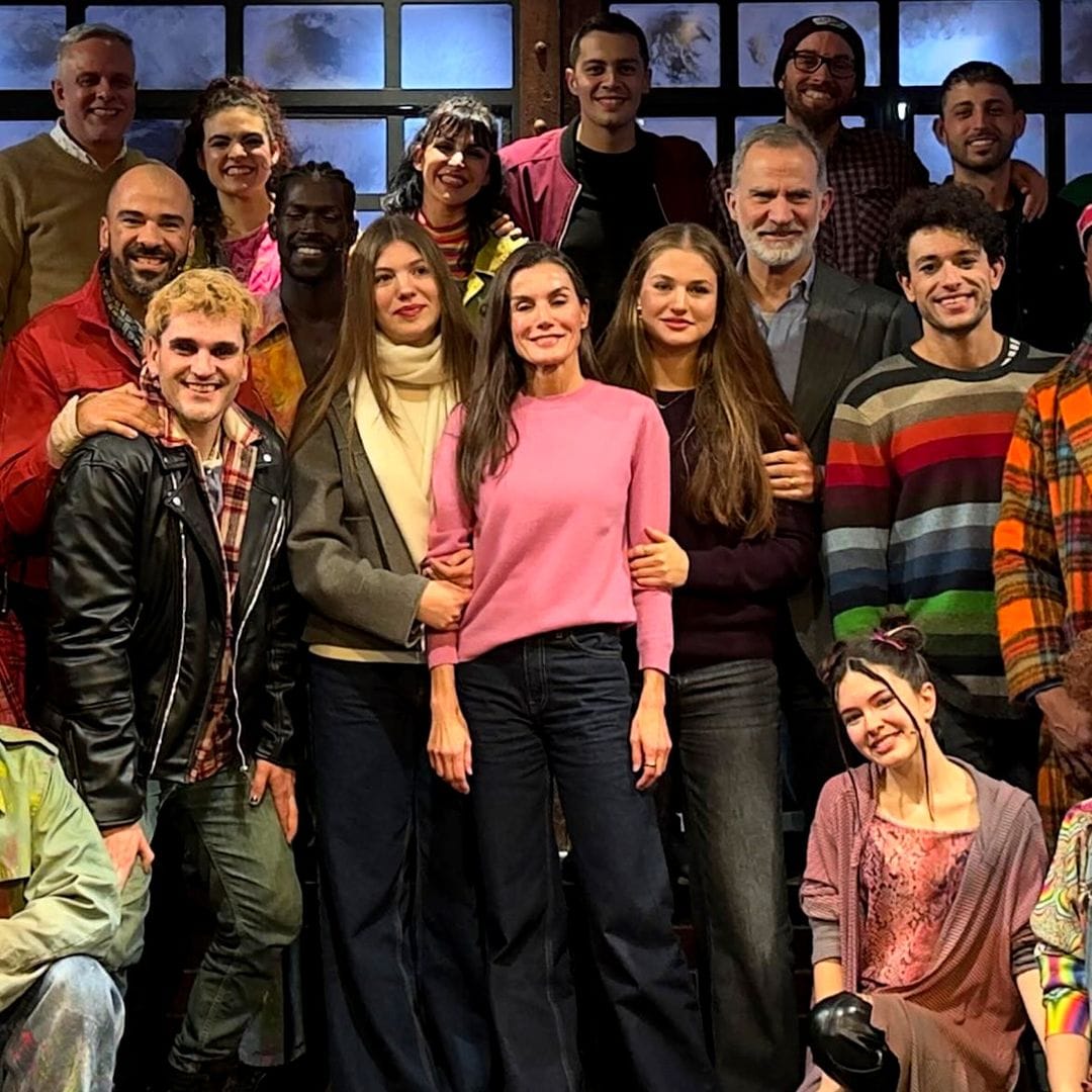 Los Reyes, junto a la princesa Leonor y la infanta Sofía, acuden por sorpresa al teatro para ver uno de los musicales de moda