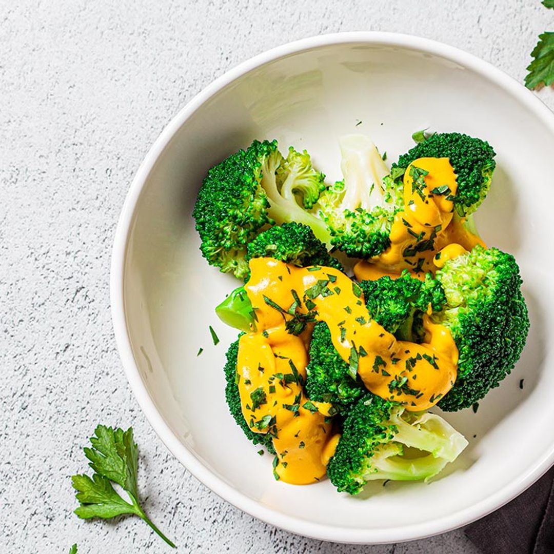 Brócoli con salsa de queso cheddar